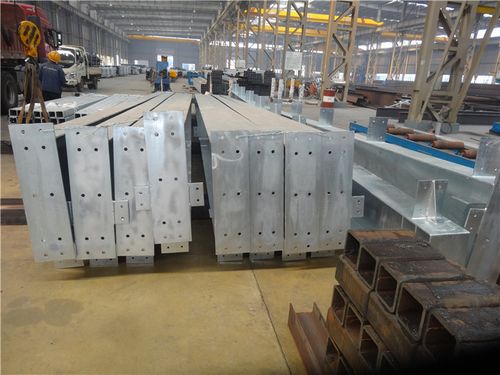 钢结构加工制造是在工厂内完成的,根据加工图纸将相应材质的钢板进行